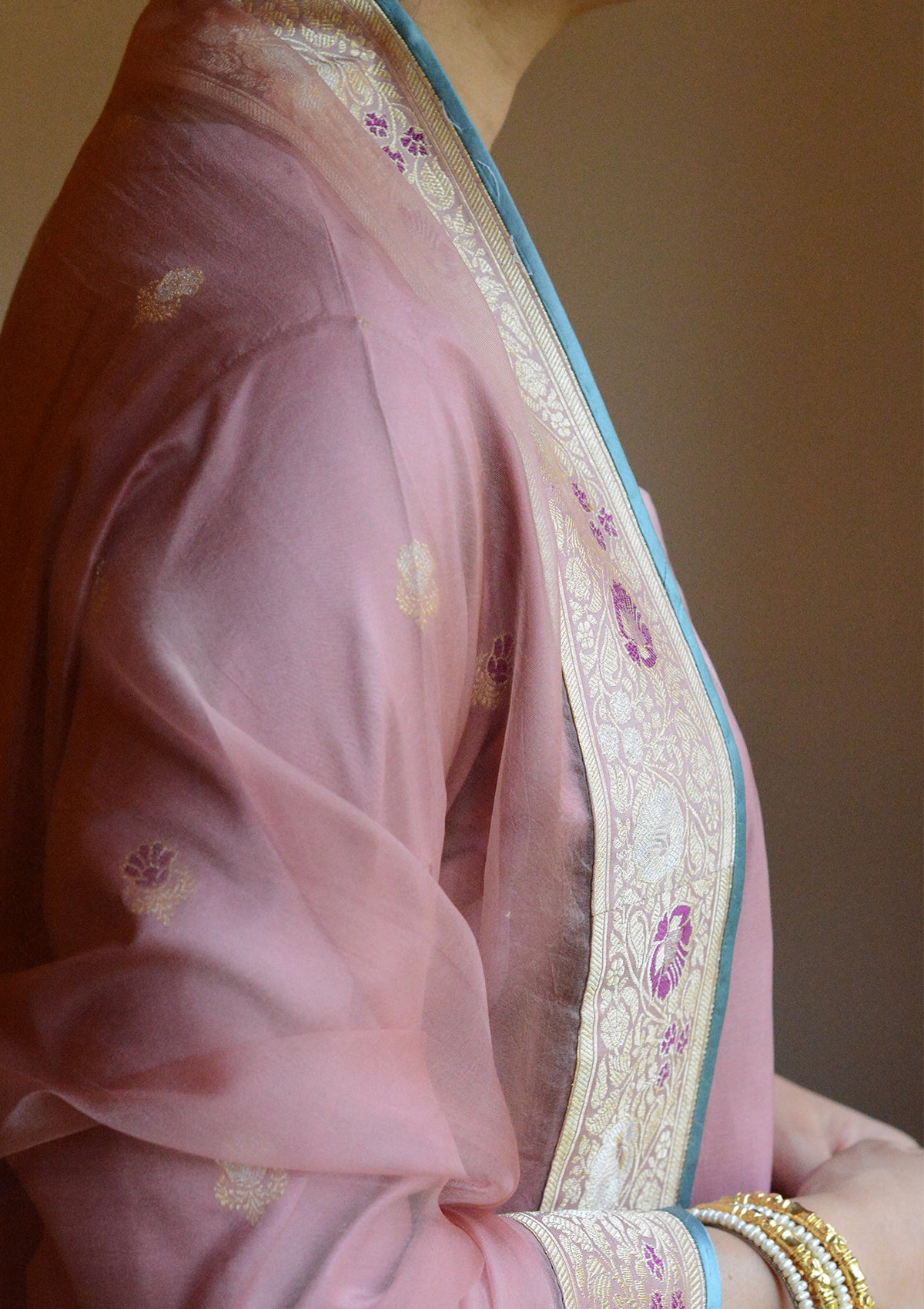 Gulaab Aasmani Odhni