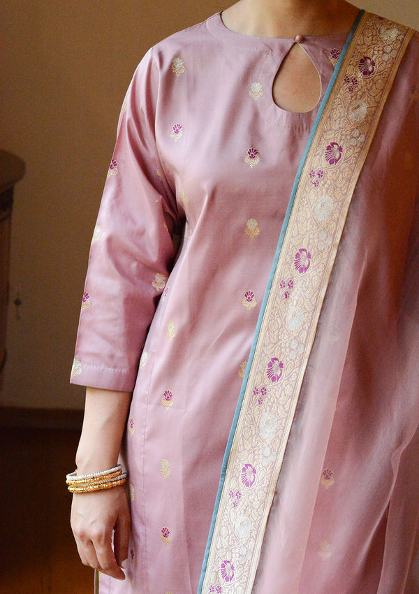 Gulaab Aasmani Odhni