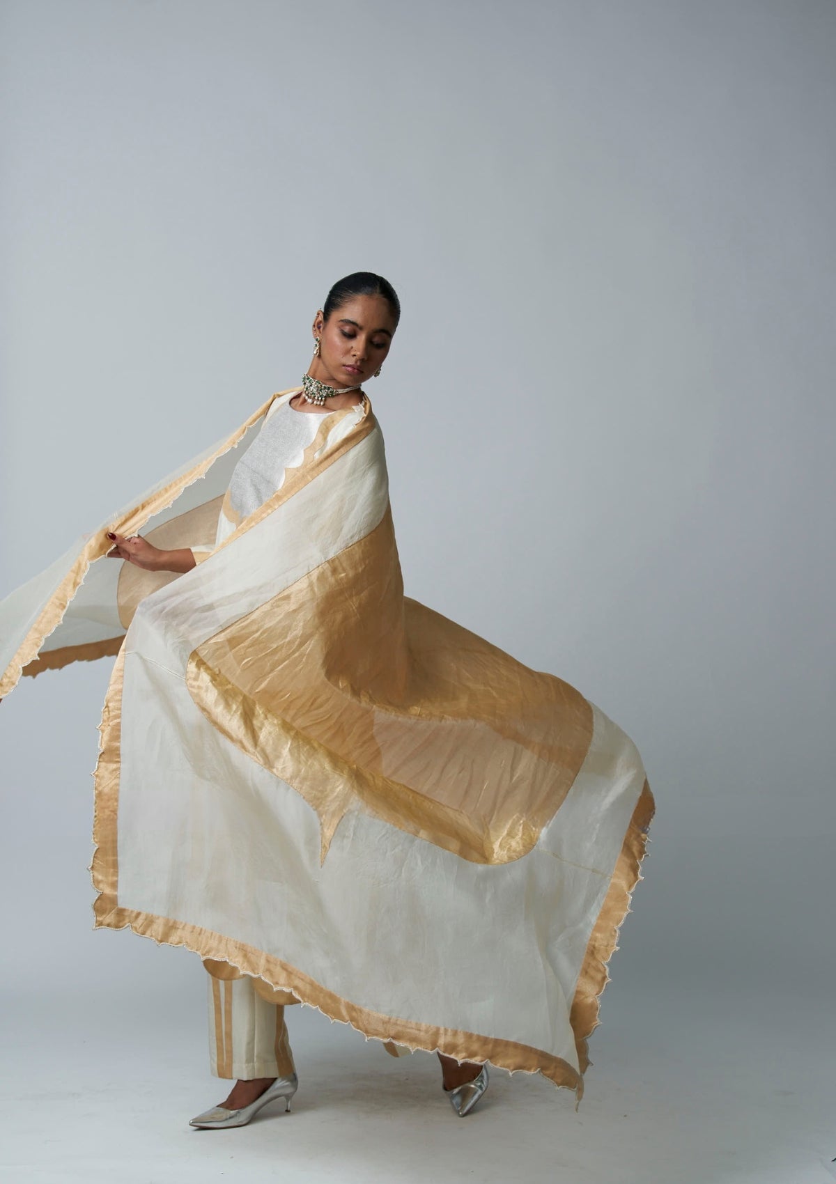 Sunehri Moti Jharokha Odhni