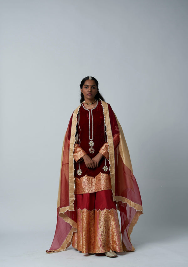 Sunehri Ruby Jharokha Odhni