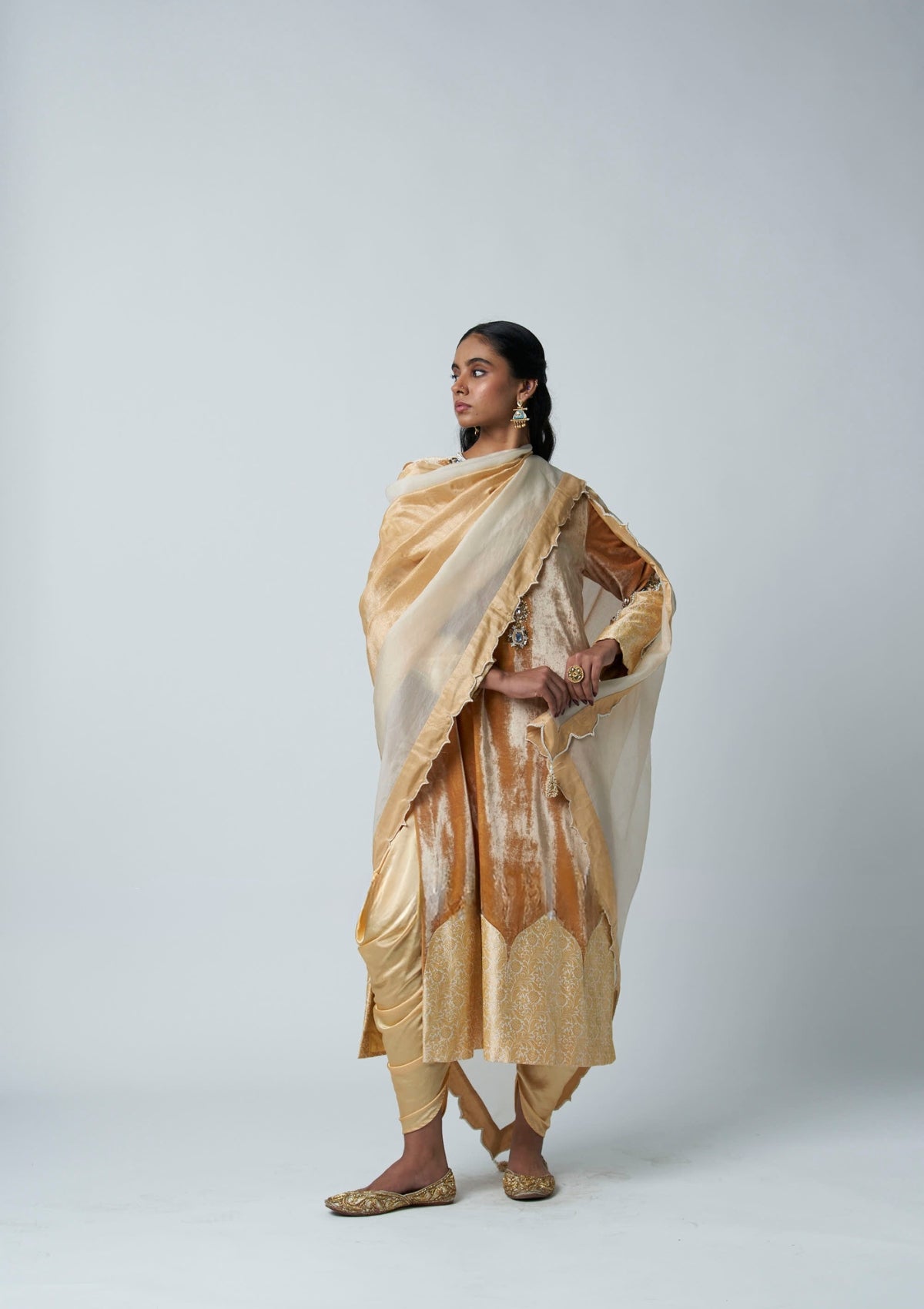 Sunehri Moti Jharokha Odhni